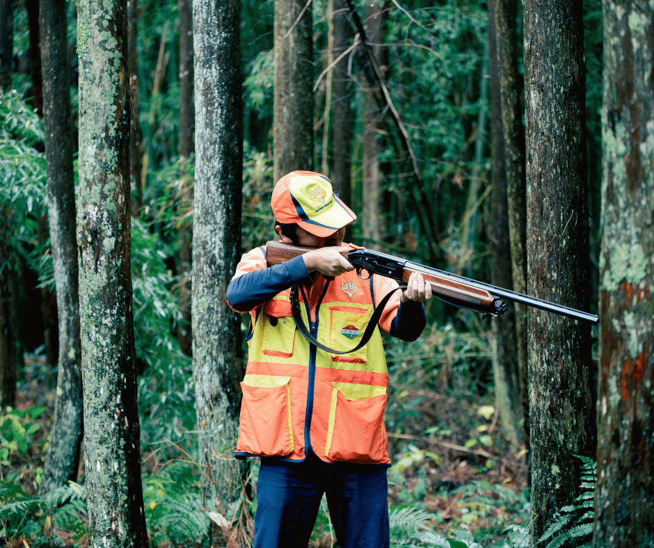 森の中で銃を構える猟師